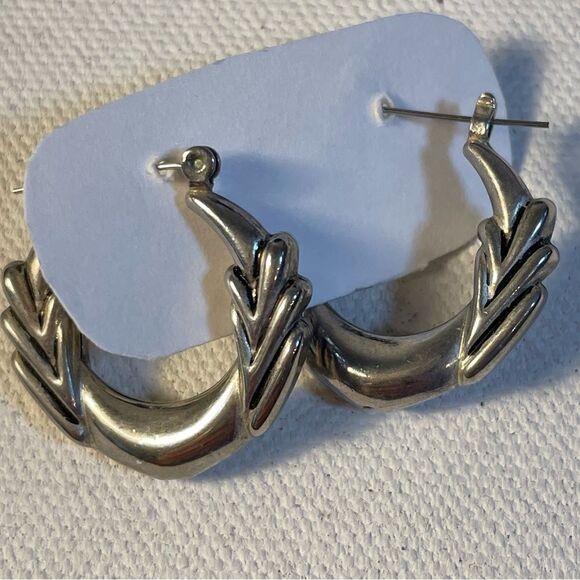 Silver chevron hoop earrings - Picture 3 of 6